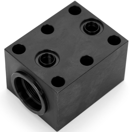 Custom-manufactured junction block with integrated ports for seamless fluid flow control