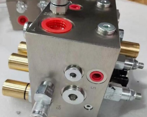 Hydraulic manifold block for oilfield equipment – Integrated valve housing designed for drilling and extraction systems.
