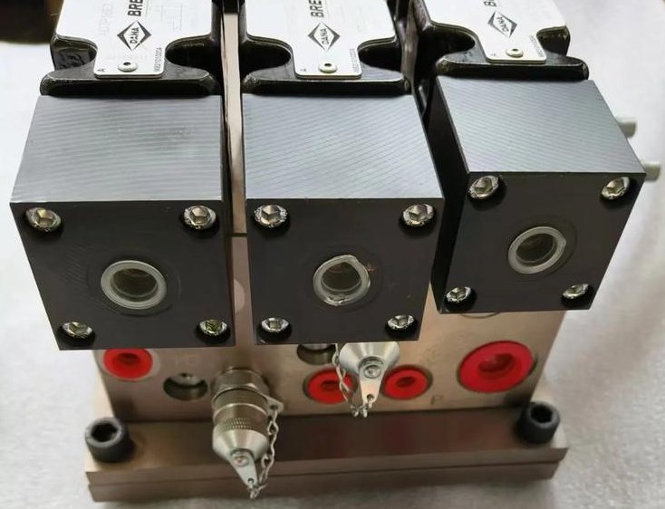 Hydraulic manifold block improving high‑pressure system reliability
